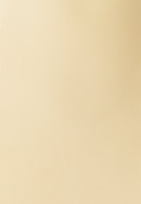 Beige kangas, jolla on sileä rakenne ja hienovarainen, hieno kuvio. Materiaali näyttää kevyeltä, eikä siinä ole lisäkoristeluja.