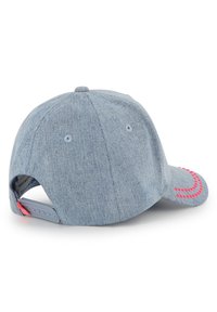 Casquette de baseball en denim de couleur bleu clair, avec des accents en couture rose, une sangle réglable à l'arrière et une conception à couronne arrondie.