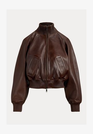 Brązowa skórzana kurtka typu bomber z prążkowanym wysokim kołnierzem, mankietami i dolnym ściągaczem, zamkiem błyskawicznym z przodu oraz dwoma skośnymi kieszeniami z przodu.