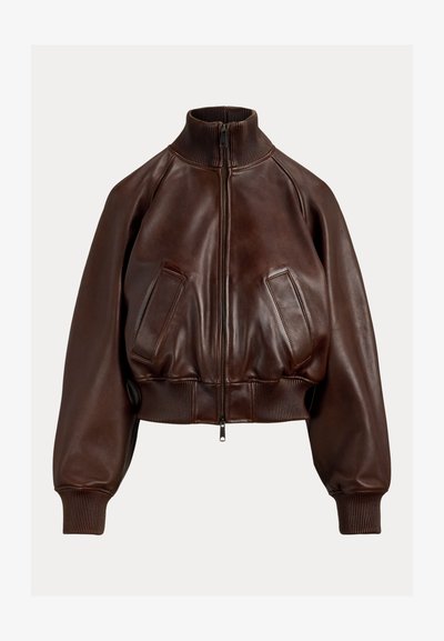 Καφέ δερμάτινο μπουφάν τύπου μπόνιμερ με ριμπ ύφασμα στον ψηλό γιακά, τις μανσέτες και το τελείωμα, εμπρόσθιο φερμουάρ και δύο πλάγιες τσέπες.