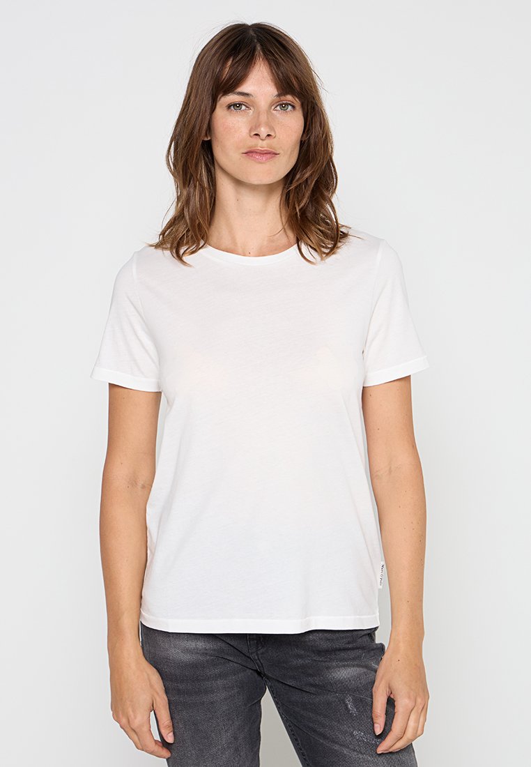 Weißes Baumwoll-T-Shirt mit kurzen, aufgerollten Ärmeln, rundem Ausschnitt und geradem Schnitt. Schlichtes Design, minimale Markierung an der Seitennaht.