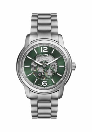 Zilverkleurig metalen Fossil-horloge met een groene skeletwijzerplaat, Arabische cijfers op 12 en 6, en een metalen schakelen band.