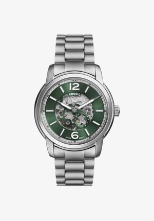 Zilverkleurig metalen Fossil-horloge met een groene skeletwijzerplaat, Arabische cijfers op 12 en 6, en een metalen schakelen band.