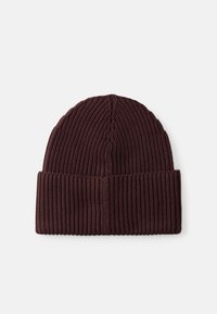 Gorro de punto acanalado burdeos con dobladillo y patrón texturizado, con un acabado suave y parte superior redondeada.