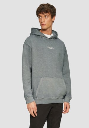 Grauer Kapuzenpullover aus weichem Material, mit einer Fronttasche, einer Kordelzugkapuze und einem weißen Textlogo auf der Brust. Einfaches Design und lässige Passform.