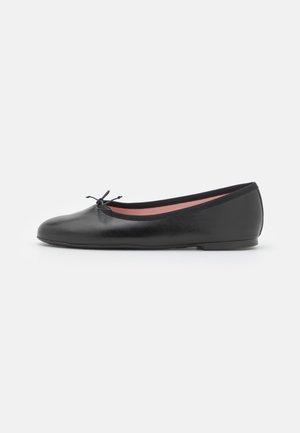 Bailarina plana de cuero negro con puntera redondeada, pequeño lazo en el delantero, ribete elástico, suela plana y forro interior rosa.