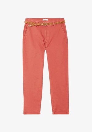 Pantalones de algodón coral con una textura suave, piernas rectas, dos bolsillos delanteros y un cinturón tejido marrón con una hebilla redonda.