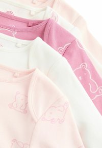Set aus vier Kinderhemden in Pink, Weiß und Hellpink. Weicher Baumwollstoff mit einem Bärenmuster in sanftem Pink, das auf jedem Shirt gedruckt ist.