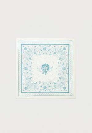 Foulard quadrato bianco con motivi floreali e paisley turchese, caratterizzato da una rosa centrale e un bordo decorativo con piccole stelle.