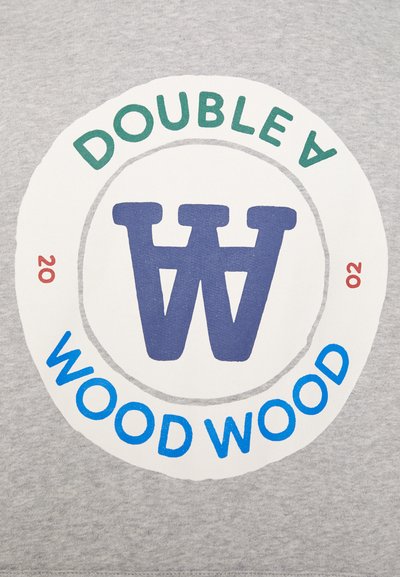 Grå sweatshirt med et cirkulært grafisk print, hvor "DOUBLE A" er skrevet i grønt ovenfor og "WOOD WOOD" i blåt nedenfor, samt et fremtrædende mørkeblåt "W" i midten.