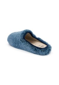 Pantufla azul forrada de piel sintética con forma redondeada, que presenta una textura suave y un ribete contrastante en azul marino a lo largo de la abertura.