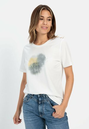 Witte katoenen T-shirt met ronde hals, korte mouwen en een bedrukt grafisch ontwerp in grijs en geel, met de tekst "Gekracht door de Natuur."