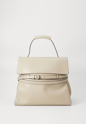 Bolso de mano de cuero beige con un diseño estructurado, que cuenta con un asa en la parte superior, correa ajustable y cierre de solapa. Textura suave.