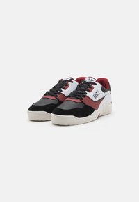 EA7 Emporio Armani BASKET UNISEX - Sportcipő - optic white/racer red/black