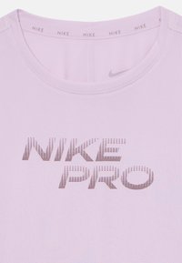 Svijetloplavi Nike Pro majica s okruglim izrezom, s teksturiranim tamnoplavim "NIKE PRO" logotipom preko prsa i suptilnim brendirajem na ovratniku.