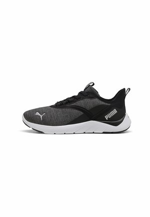 Scarpa da ginnastica nera e grigia con tomaia in rete testurizzata, dettagli neri e suola in gomma bianca. Presenta un logo Puma ben visibile sul lato.