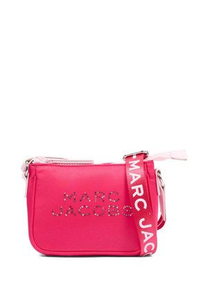 Felroze crossbodytas met zilverkleurig gespikkeld "Marc Jacobs" logo en brede roze band met witte "Marc Jacobs" tekst.