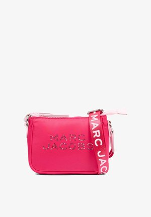 Sac bandoulière rose vif avec logo "Marc Jacobs" en argent clouté et large sangle rose affichant le texte blanc "Marc Jacobs".