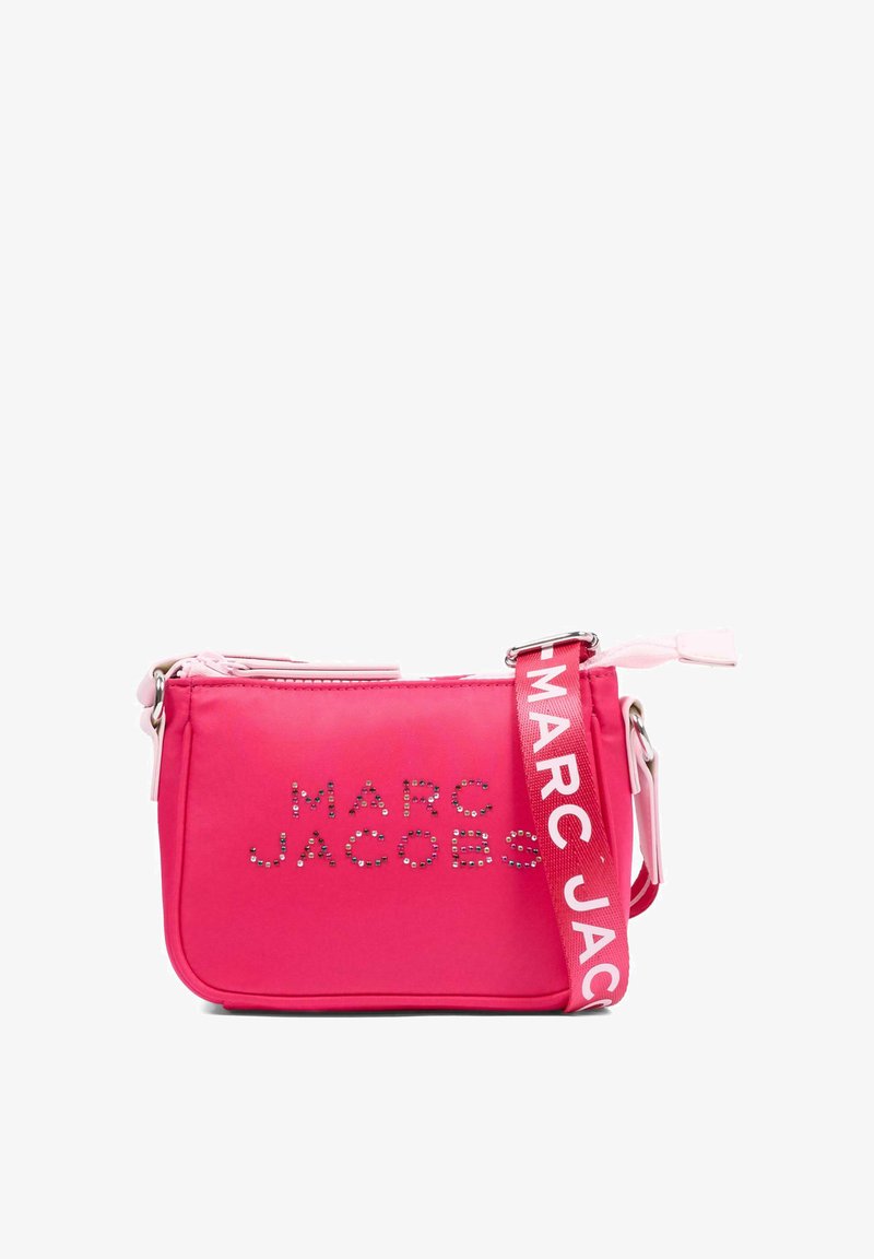Borsa a tracolla rosa brillante con logo "Marc Jacobs" decorato con borchie argento e ampia tracolla rosa con scritta bianca "Marc Jacobs".