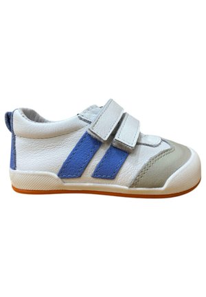 Zapatilla blanca y azul con dos tiras de velcro, parte superior de cuero, puntera redondeada y suela texturizada con un fondo de goma color marrón.