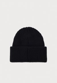 Gorro de punto negro con una textura acanalada y un amplio puño doblado. El tejido parece suave y elástico. Diseño simple, sin patrones ni acentos.