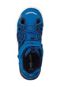 Sandale bleue pour enfants avec dessus en maille, lacets élastiques et sangle à crochets et boucles. Semelle en caoutchouc texturée pour une meilleure adhérence.