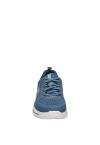 Blaues Sportshoe mit Obermaterial aus Netzgewebe, Schnürdesign, gepolstertem Kragen und weißer Sohle mit blauen Akzenten. Strukturiert für besseren Halt.