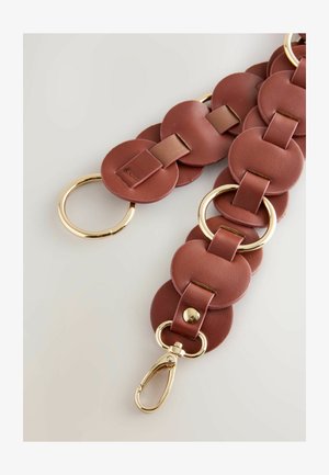 Brązowy skórzany pasek z okrągłymi ogniwami, złotymi akcentami i zapięciem na zatrzask. Gładka tekstura z wyrazistym wzorem.