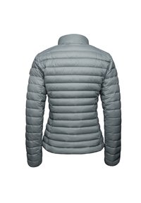 Grijze pufferjack met een hoge kraag, horizontaal gestikt ontwerp en een subtiele glans. Voorzien van comfortabele lange mouwen en een oranje accentpatch.