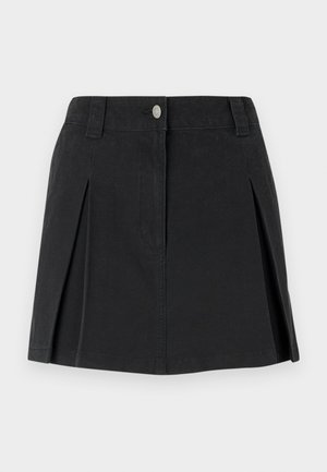 Gonna in denim nera con pieghe, dotata di chiusura frontale con bottoni, passanti per cintura e tasche laterali. Texure liscia e design sartoriale.