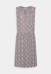 Vestido floral con diseño sin mangas, que presenta un escote en forma de V, cintura fruncida y una mezcla de pequeños patrones florales en azul, rojo y verde sobre un fondo blanco.