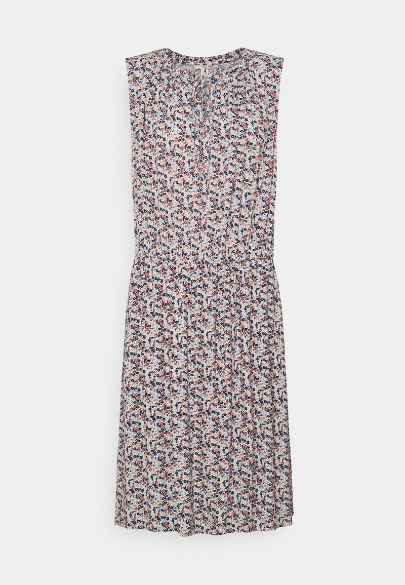 Vestido floral con diseño sin mangas, que presenta un escote en forma de V, cintura fruncida y una mezcla de pequeños patrones florales en azul, rojo y verde sobre un fondo blanco.