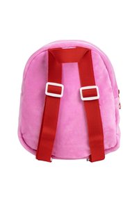 Sac à dos en peluche rose avec des sangles en nylon rouge et des boucles blanches. Présente une forme arrondie et une fermeture éclair sur un côté. Texture douce.