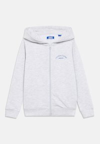 Sweatshirt cinzenta com fecho de correr e capuz, com punhos e bainha canelados. Apresenta texto azul bordado "JACK & JONES ARCHIVE" no peito. Textura suave.