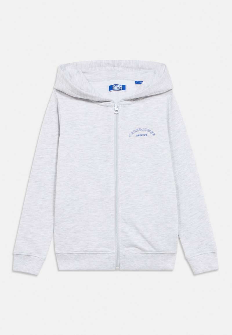 Sweatshirt cinzenta com fecho de correr e capuz, com punhos e bainha canelados. Apresenta texto azul bordado "JACK & JONES ARCHIVE" no peito. Textura suave.