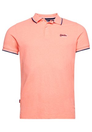 Herre coral polo t-shirt med korte ærmer og navy kant på krave og ærmer, to-knap lukning og lille broderet logo på brystet.