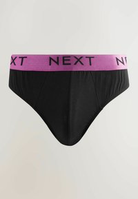 Svarta kalsonger med en rosa elastisk midjeband där "NEXT" är tryckt i svart. Slät tyg med en främre söm för struktur.
