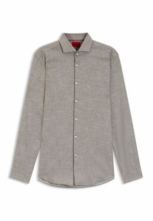 Chemise grise à manches longues avec boutons, col, motif texturé subtil et étiquette rouge portant la mention « HUGO » à l'intérieur du col.