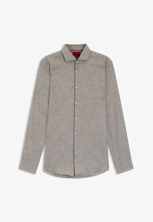 Chemise grise à manches longues avec boutons, col, motif texturé subtil et étiquette rouge portant la mention « HUGO » à l'intérieur du col.