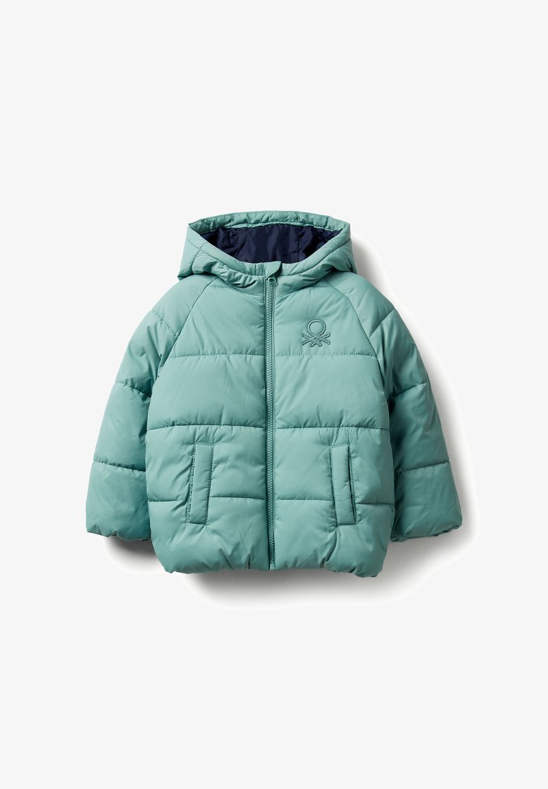 Pikowana, ocieplana kurtka z kapturem w kolorze morskim, z przeszyciami, wyposażona w frontowy zamek błyskawiczny i dwie boczne kieszenie. Haftowane logo na piersi.
