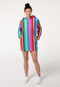 Mehrfarbig gestreiftes Kapuzenshirtkleid mit lockerem Schnitt, das lebendige pinke, grüne und blaue Streifen, eine Kapuze und Fronttaschen aufweist.