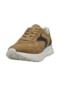 Beige und schwarze Sneaker mit einem Obermaterial aus Wildleder, Schnürverschluss, perforiertem Zehendesign und weißer Gummisohle mit strukturiertem Profil.