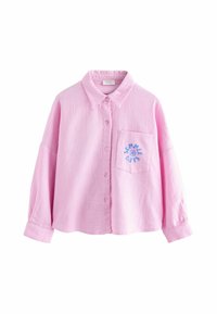 Chemise boutonnière rose clair en tissu texturé, à manches longues, avec une poche poitrine ornée d'un design de soleil bleu brodé et de l'inscription "JOURNÉES D'ÉTÉ".
