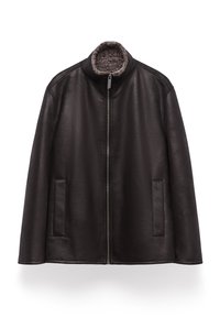 Męska czarna skórzana kurtka z zamkiem z przodu, dwiema bocznymi kieszeniami i miękkim szarym kołnierzem wyścielonym futrem na białym tle.