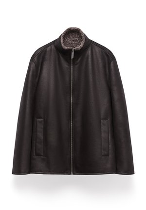 Męska czarna skórzana kurtka z zamkiem z przodu, dwiema bocznymi kieszeniami i miękkim szarym kołnierzem wyścielonym futrem na białym tle.