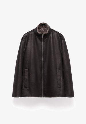 Męska czarna skórzana kurtka z zamkiem z przodu, dwiema bocznymi kieszeniami i miękkim szarym kołnierzem wyścielonym futrem na białym tle.