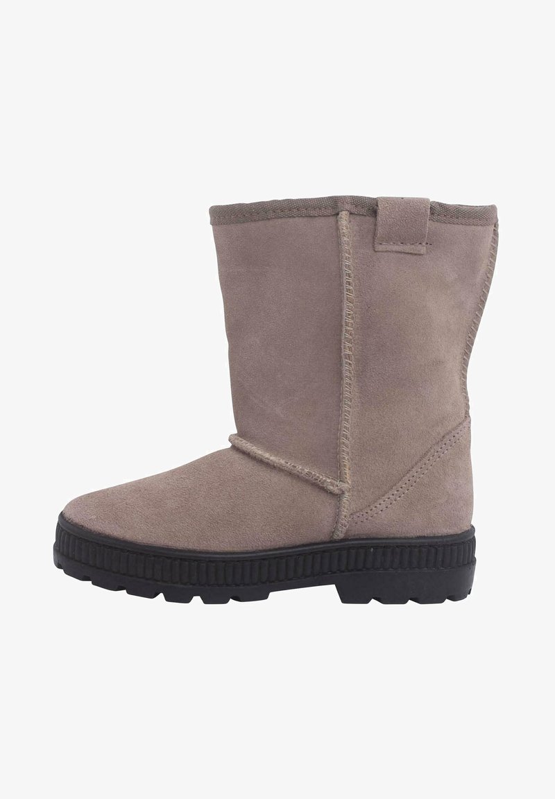 Botín de ante gris con puntera redonda, costuras laterales y suela de goma texturizada. Presenta una pequeña pestaña en la parte superior para facilitar su colocación.