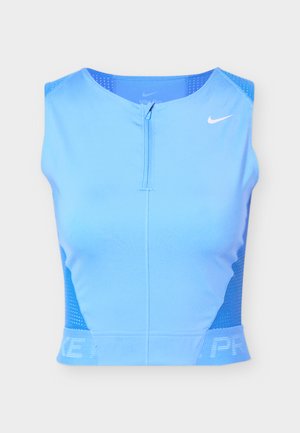 Ανοιχτό μπλε αμάνικο αθλητικό crop top με φερμουάρ μπροστά, διάτρητες πλαϊνές πάνελ και λευκό λογότυπο Nike Swoosh στο δεξί στήθος.