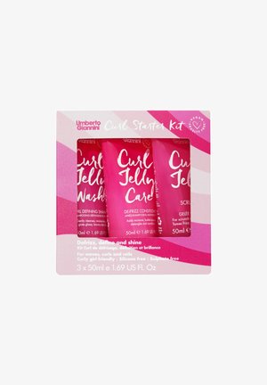 Krul Starter Kit met drie roze tubes van 50 ml voor haarverzorging: definierende shampoo, anti-frizz conditioner en gel. Etiket met witte tekst op roze achtergrond.