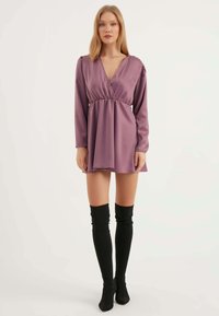 Herita V-neck Satin Dress - Freizeitkleid - pink